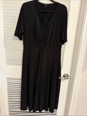 Torrid Black Midi Dress Size 1 Ruched Front Stretch V-Neck Short Sleeve A-Line